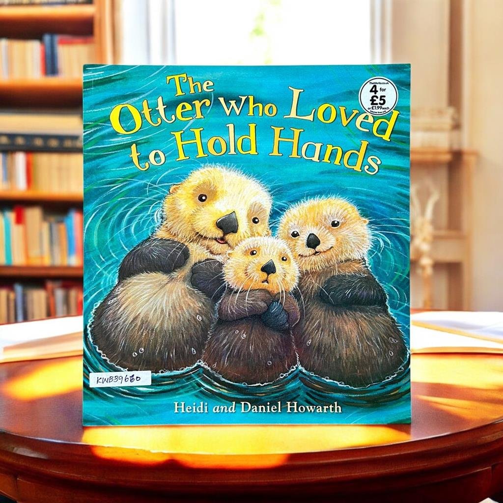 The Otter Who Loved To Hold Hands_Heidi_KWB39660