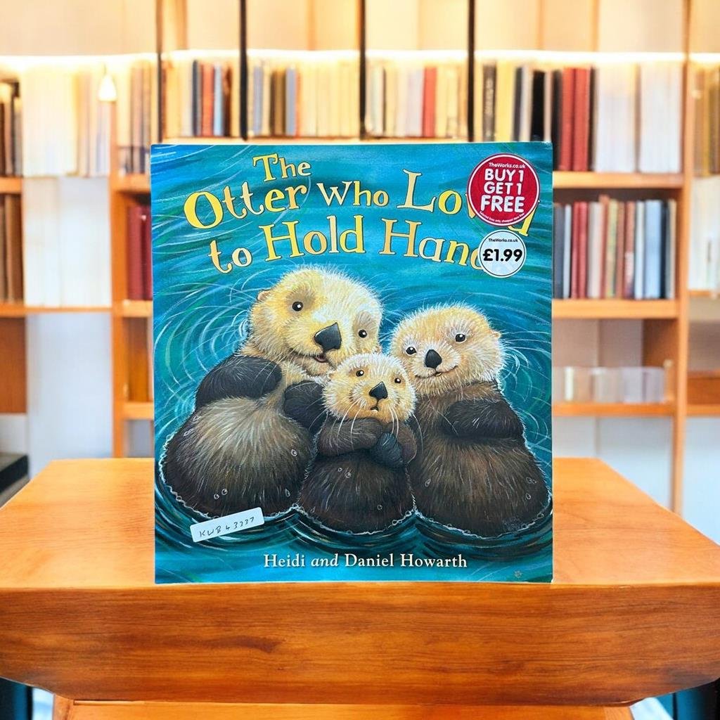 The Otter Who Loved To Hold Hands_Heidi Howarth_KWB43337