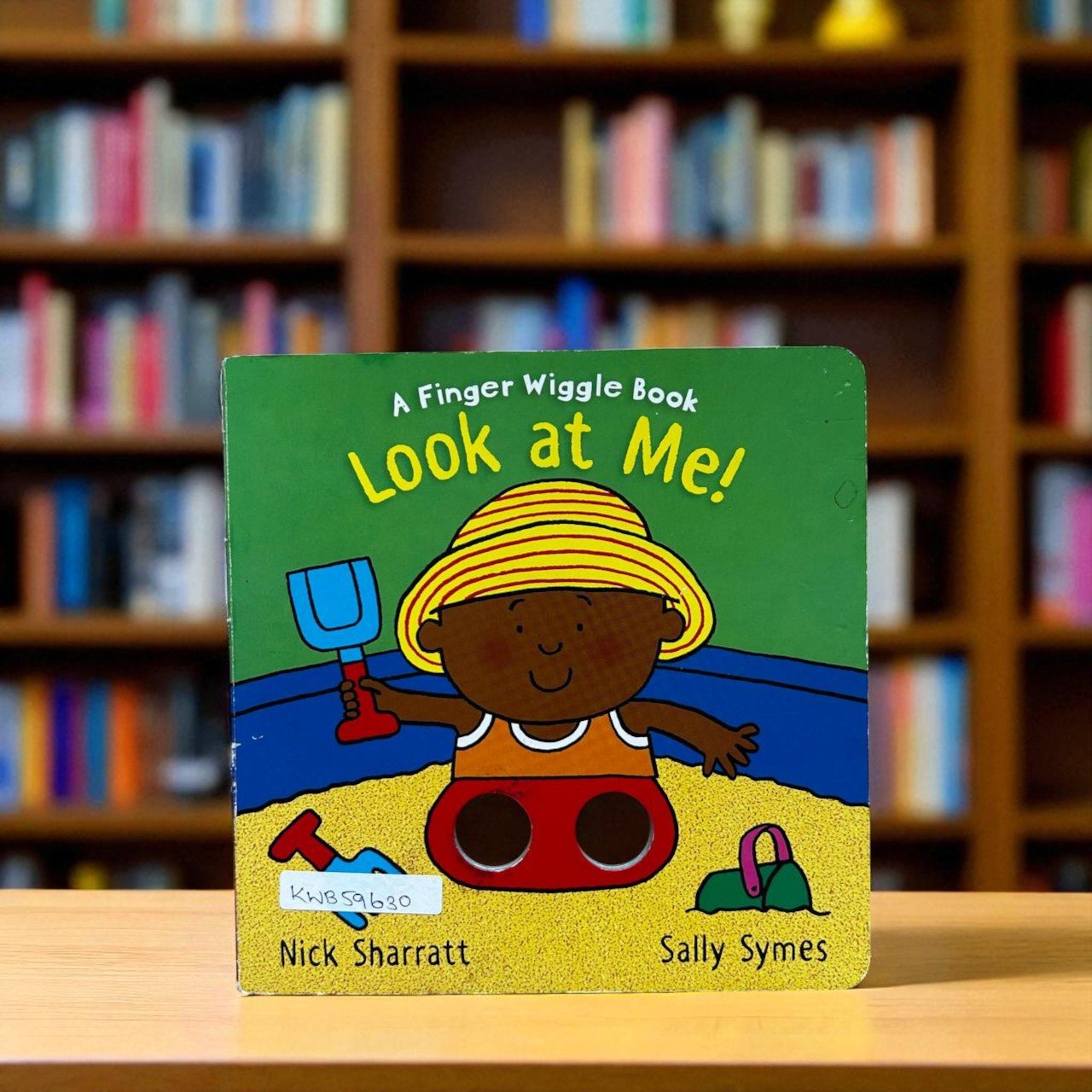 Look At Me!_A Finger Wiggle Book_Nick Sharratt_KWB59630