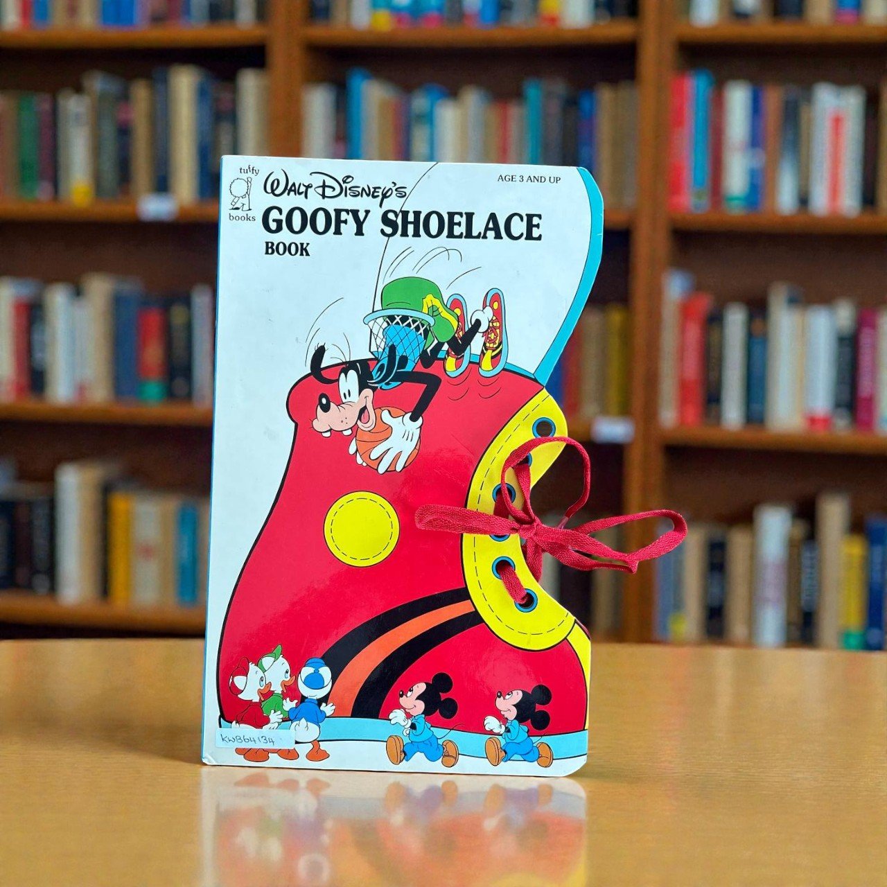 Goofy Shoelace Book_Shape Book_Disney_KWB64134