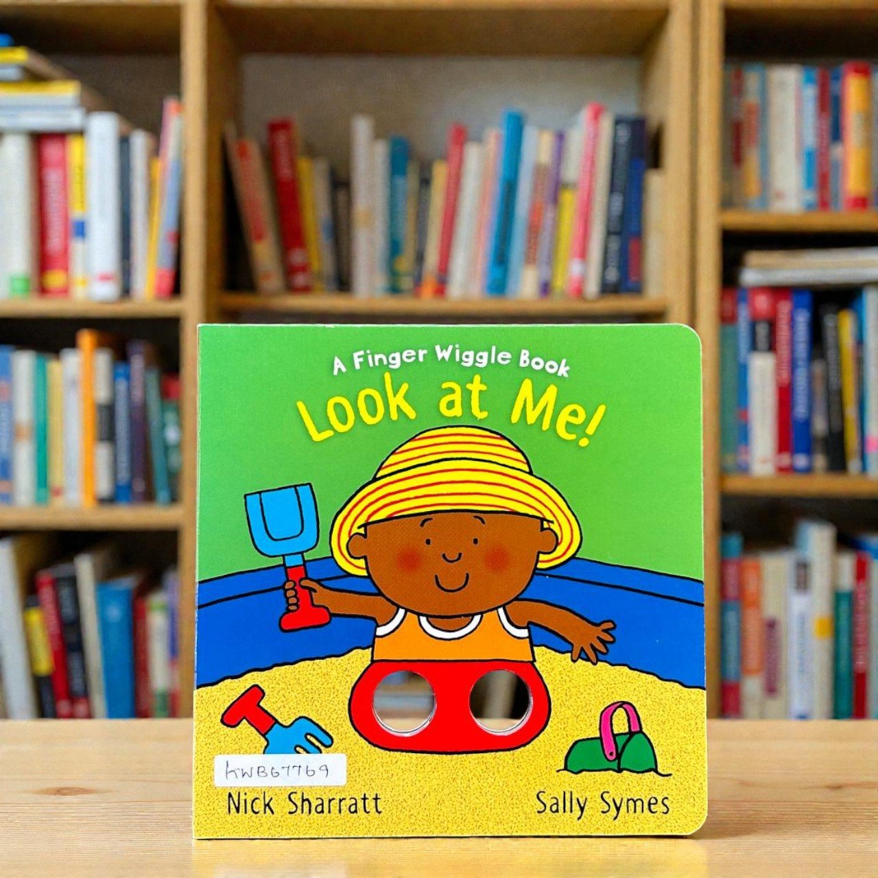 Look At Me!_A Finger Wiggle Book_Nick Sharratt_KWB67769