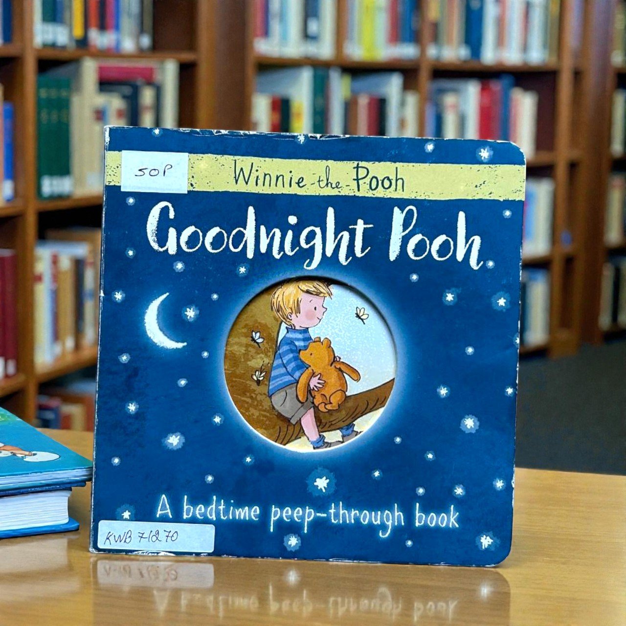 Goodnight Pooh_Winniie The Pooh_BB Stories_Peep-Through Boook_Egmont_KWB71270