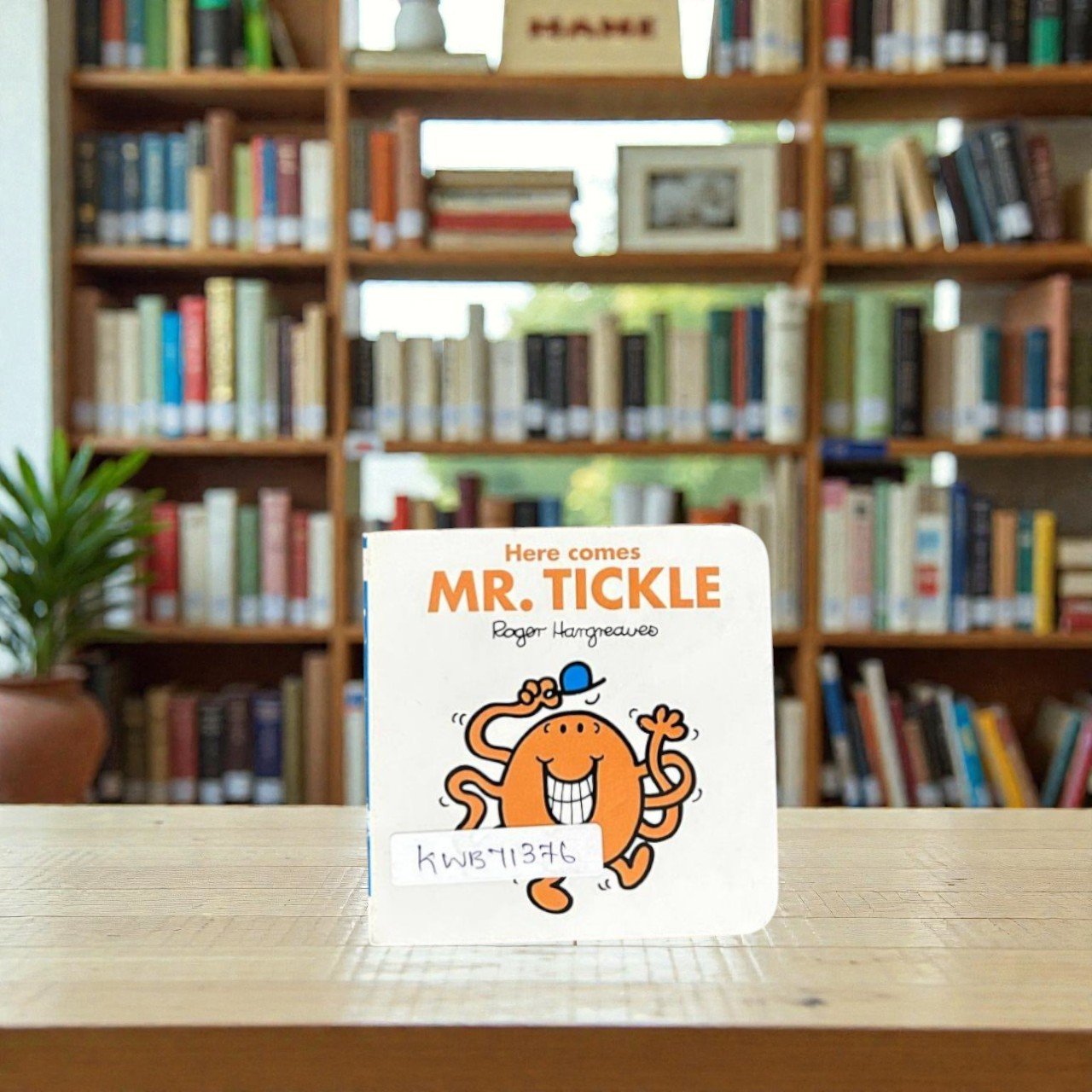 Pocket Size_Here Comes Mr.Tickle_BB Stories_Roger Hargreaves_KWB71376