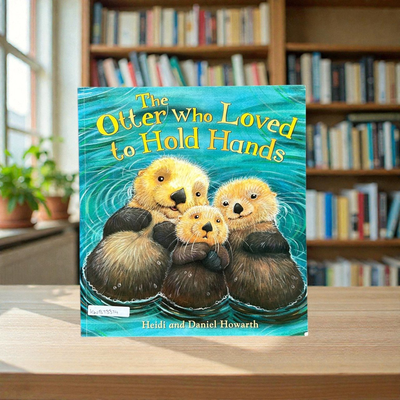 The Otter Who Loved To Hold Hands_Heidi_KWB73374