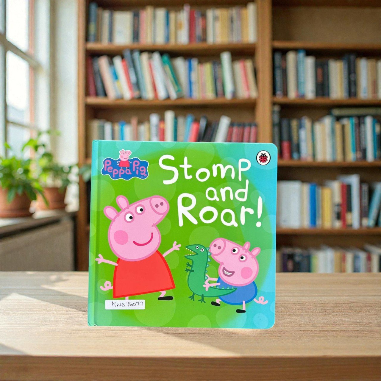 Stomp And Roar!_Peppa Pig_Ladybird_KWB76079