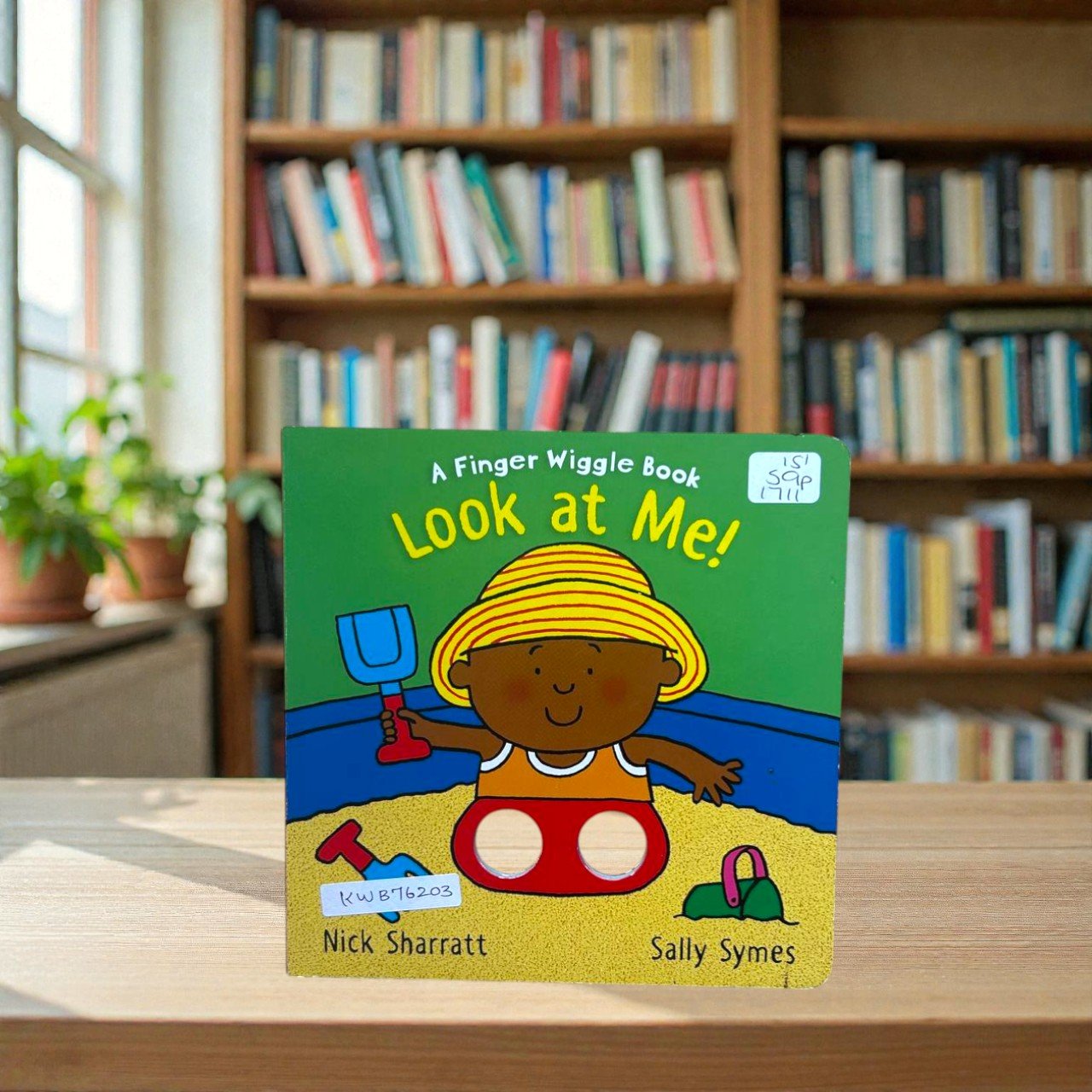 Look At Me_Finger Wiggle Book_Walker Books_KWB76203