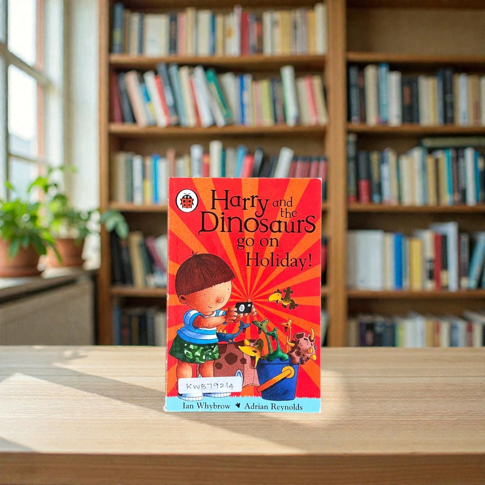 Harry And Dinosaurs Go On Holiday!_Ian Whybrow_KWB79214